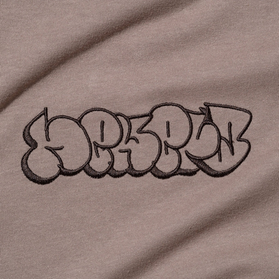 長袖 オーバーサイズド コットン Tシャツ バブルロゴ ミルクティー - 14457280 - S | NEW ERA ニューエラ公式オンラインストア