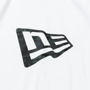 半袖 コットン Tシャツ Archive Logo フラッグロゴ ホワイト レギュラーフィット - 14121921-S | NEW ERA ニューエラ公式オンラインストア