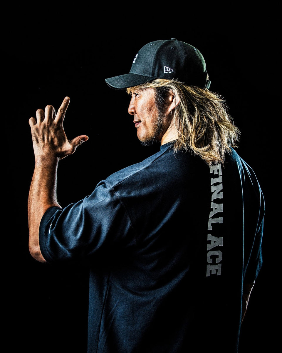 半袖 オーバーサイズド パフォーマンス Tシャツ 新日本プロレスリング FINAL ACE 棚橋弘至 ブラック - 14943799-S | NEW ERA ニューエラ公式オンラインストア