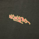 長袖 オーバーサイズド コットン Tシャツ Graffiti モス - 14324707 - S | NEW ERA ニューエラ公式オンラインストア