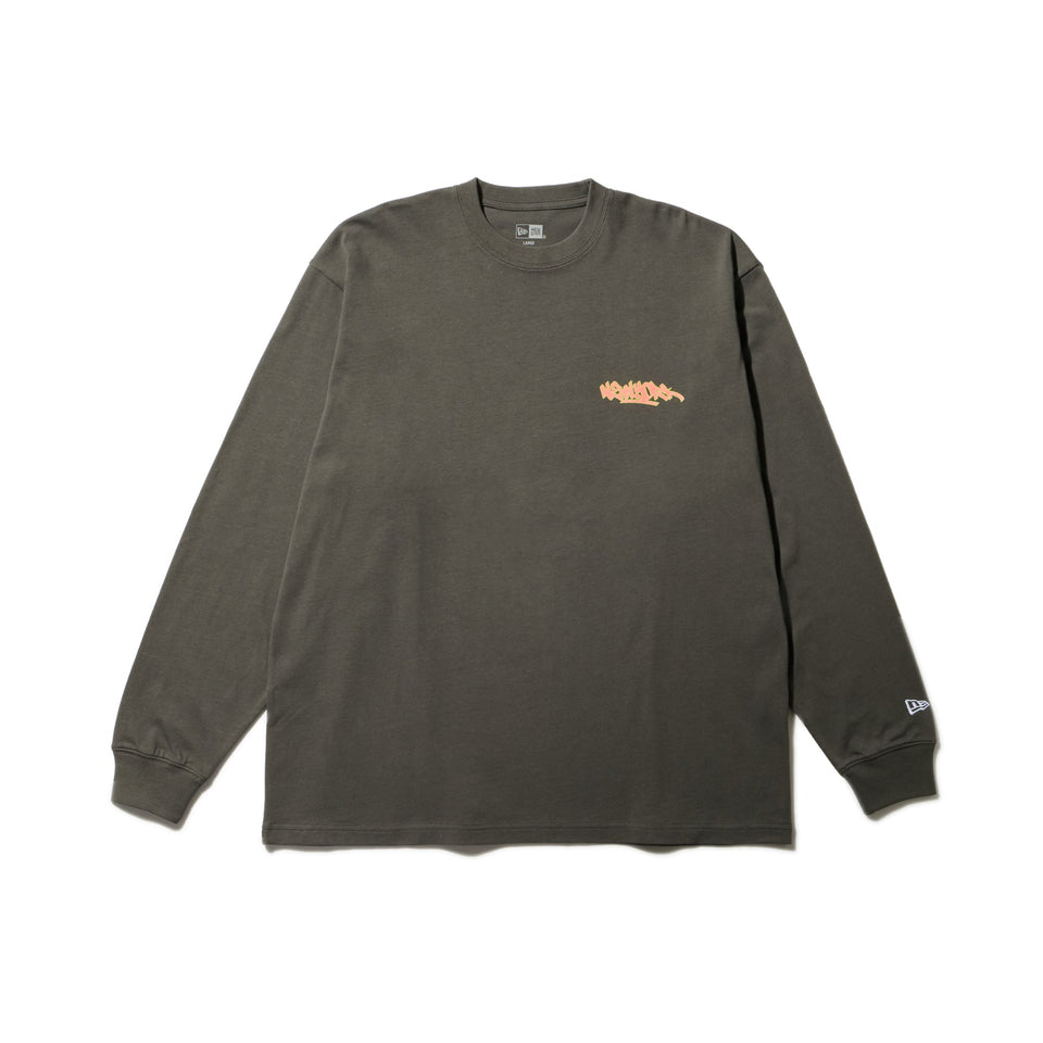 長袖 オーバーサイズド コットン Tシャツ Graffiti モス - 14324707 - S | NEW ERA ニューエラ公式オンラインストア