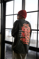 長袖 オーバーサイズド コットン Tシャツ Graffiti モス - 14324707 - S | NEW ERA ニューエラ公式オンラインストア