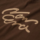 半袖 オーバーサイズド コットン Tシャツ Handwritten Logo ウォルナット - 14410074 - S | NEW ERA ニューエラ公式オンラインストア
