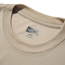 半袖 テック Tシャツ フラッグロゴ ウッドランドカモ ベージュ レギュラーフィット【Performance Apparel】 - 14666297 - S | NEW ERA ニューエラ公式オンラインストア
