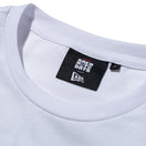 半袖 オーバーサイズド コットン Tシャツ SAKAMOTO DAYS フラッグロゴ ホワイト - 14801507 - S | NEW ERA ニューエラ公式オンラインストア