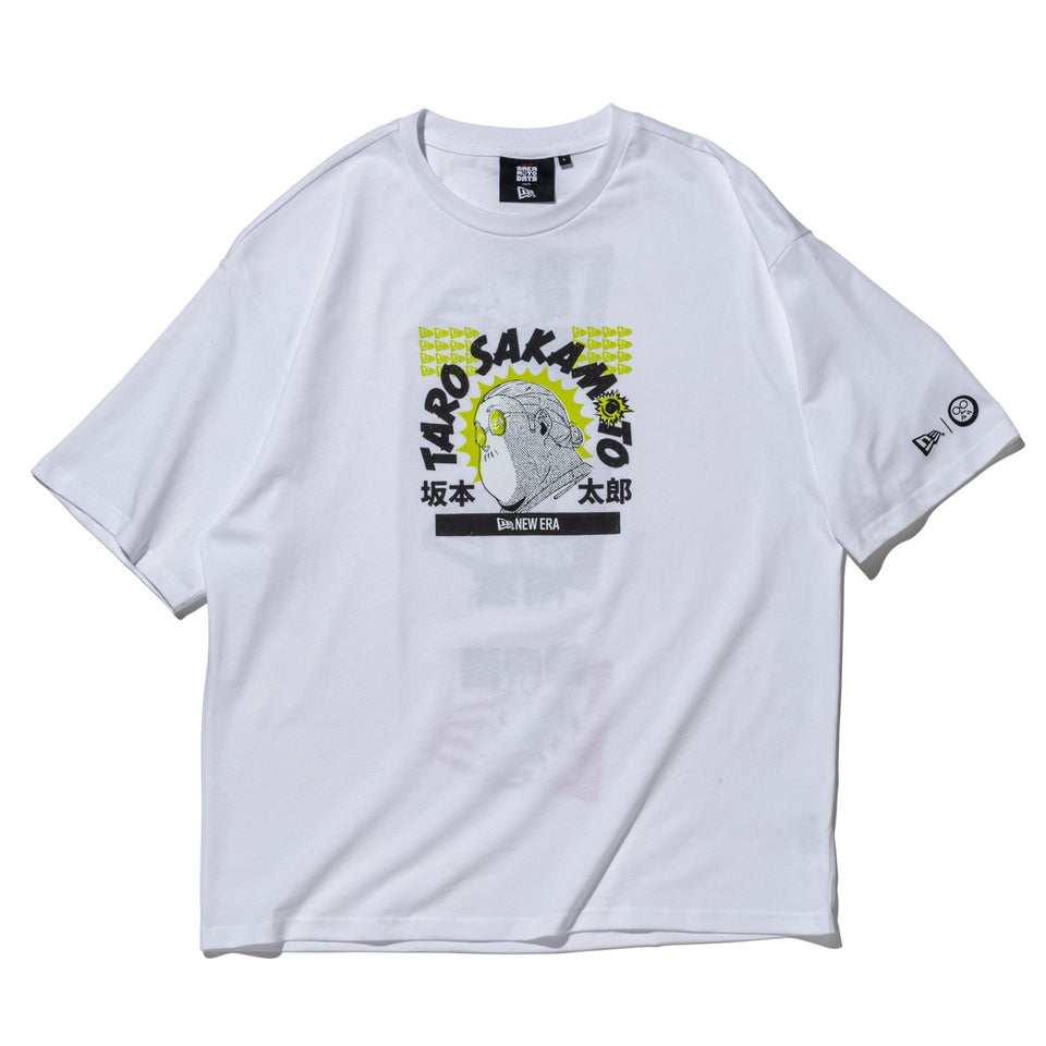 半袖 オーバーサイズド コットン Tシャツ SAKAMOTO DAYS フラッグロゴ ホワイト - 14801507 - S | NEW ERA ニューエラ公式オンラインストア