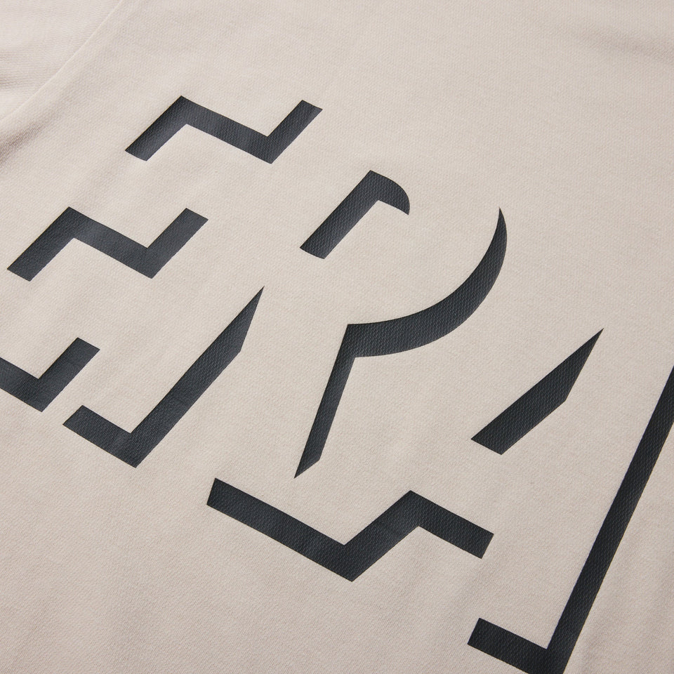 長袖 オーバーサイズド パフォーマンス Tシャツ Shadow Logo ストーン【 Performance Apparel 】 - 14312829 - S | NEW ERA ニューエラ公式オンラインストア