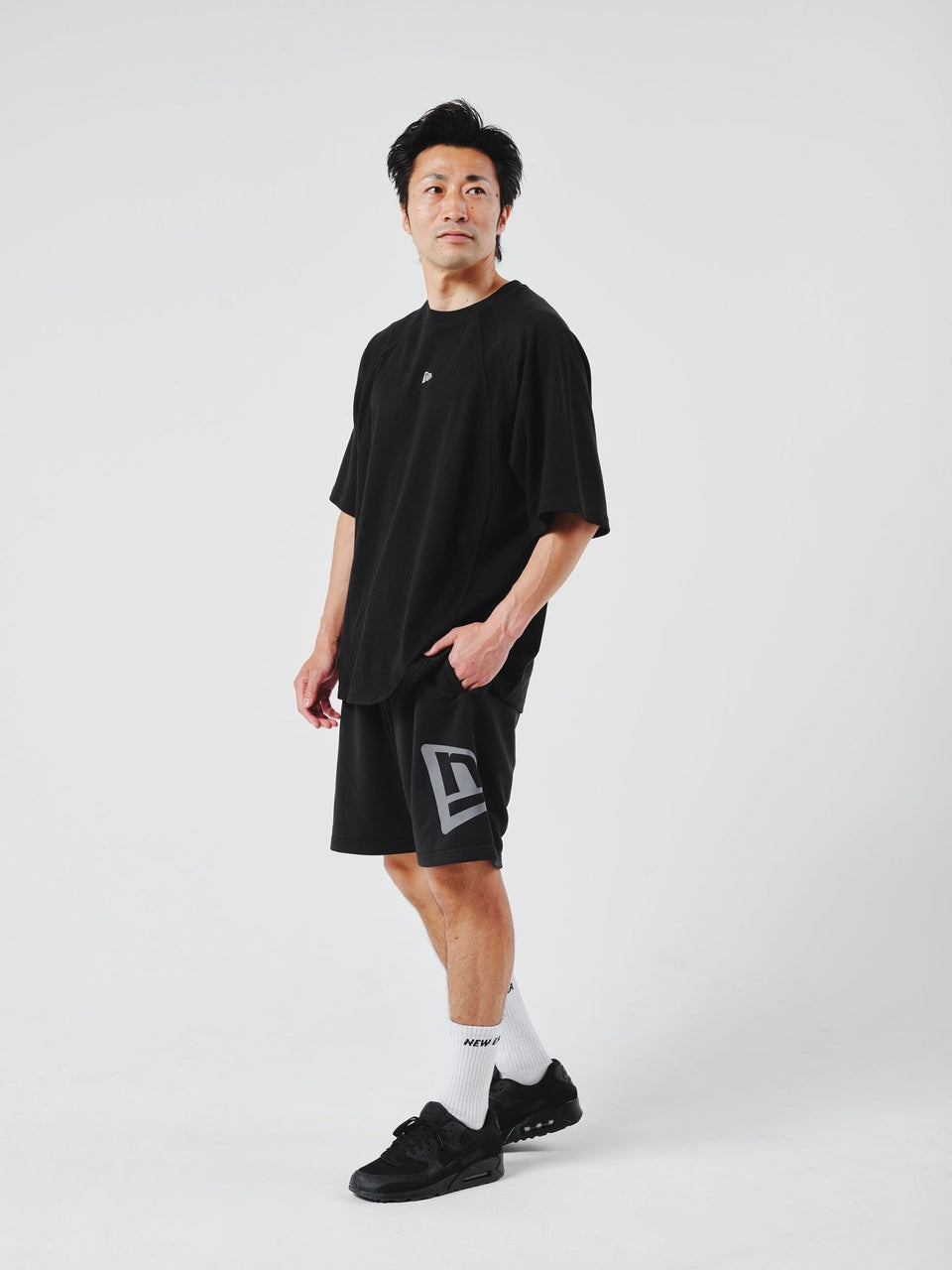 半袖 オーバーサイズド パフォーマンス Tシャツ Vertical Logo