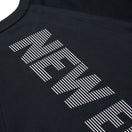 半袖 オーバーサイズド パフォーマンス Tシャツ Vertical Logo ブラック | パフォーマンスアパレル - 14674806 - S | NEW ERA ニューエラ公式オンラインストア