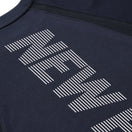 長袖 オーバーサイズド パフォーマンス Tシャツ Vertical Logo ネイビー | パフォーマンスアパレル - 14674828 - S | NEW ERA ニューエラ公式オンラインストア