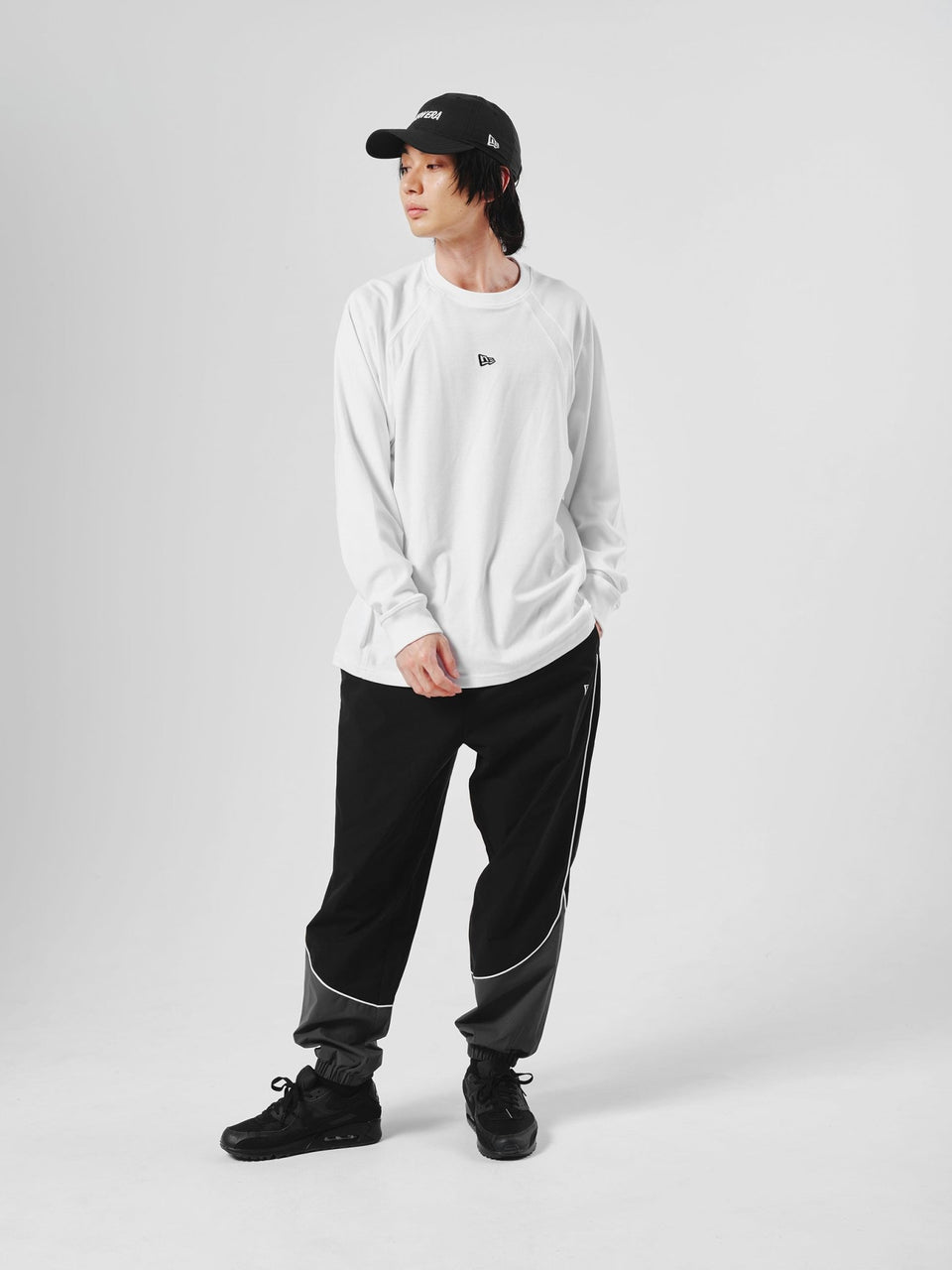 長袖 オーバーサイズド パフォーマンス Tシャツ Vertical Logo