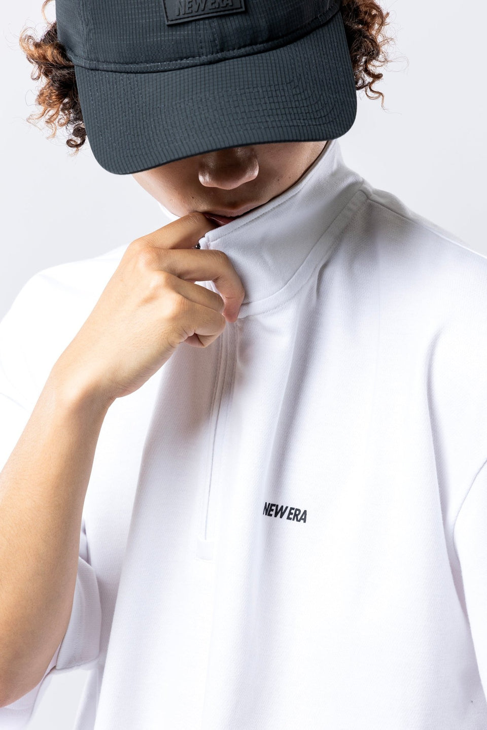 半袖 オーバーサイズド パフォーマンス ハーフジップ Tシャツ Wordmark ホワイト【Performance Apparel】 - 14410158 - S | NEW ERA ニューエラ公式オンラインストア