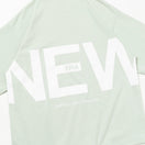 半袖 オーバーサイズド コットン Tシャツ Zoom Up Logo ソフトグラス - 14121848-S | NEW ERA ニューエラ公式オンラインストア