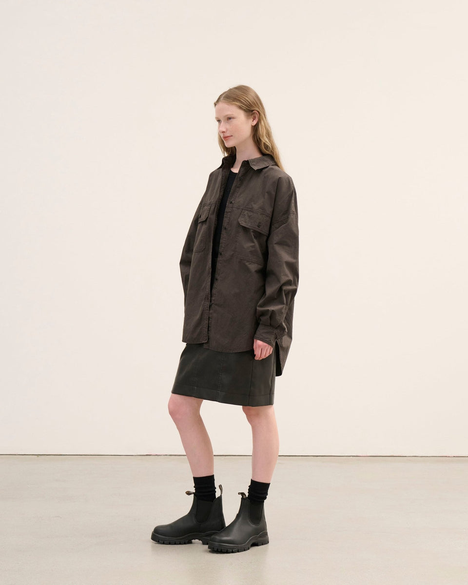 Women's 長袖 オーバーサイズド ガーメントダイ シャツ BLACK LABEL FW25 ダークブラウン - 14746875 - S | NEW ERA ニューエラ公式オンラインストア