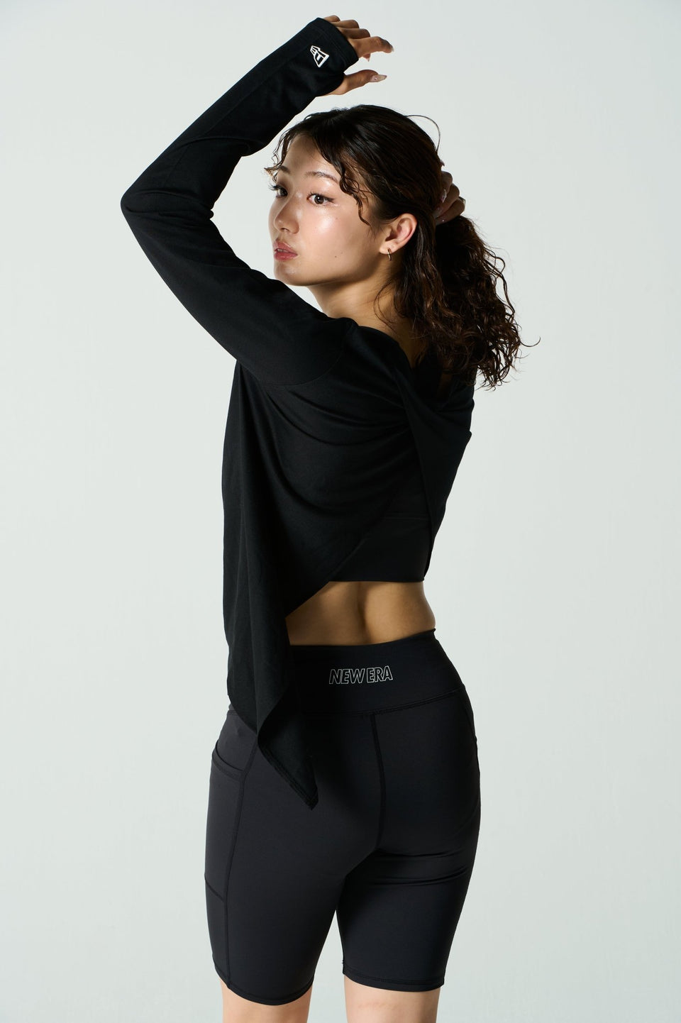 Women's 長袖 バックスリット Tシャツ ブラック【 Performance Apparel 】 - 14312779 - S | NEW ERA ニューエラ公式オンラインストア