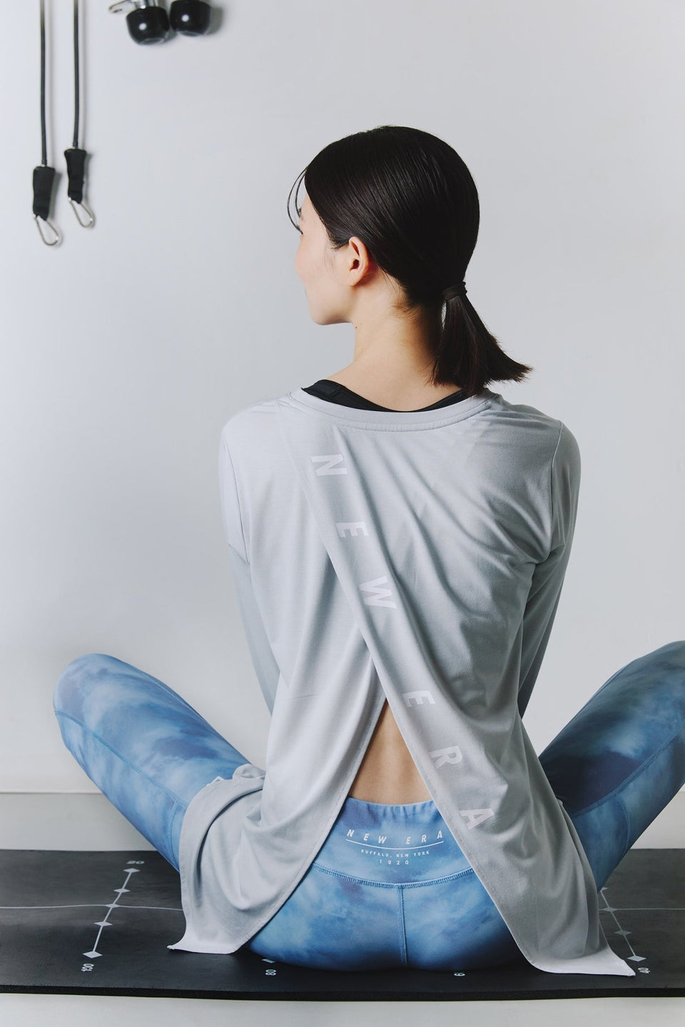 Women's 長袖 バックスリット Tシャツ Vertical Logo ライトブルー