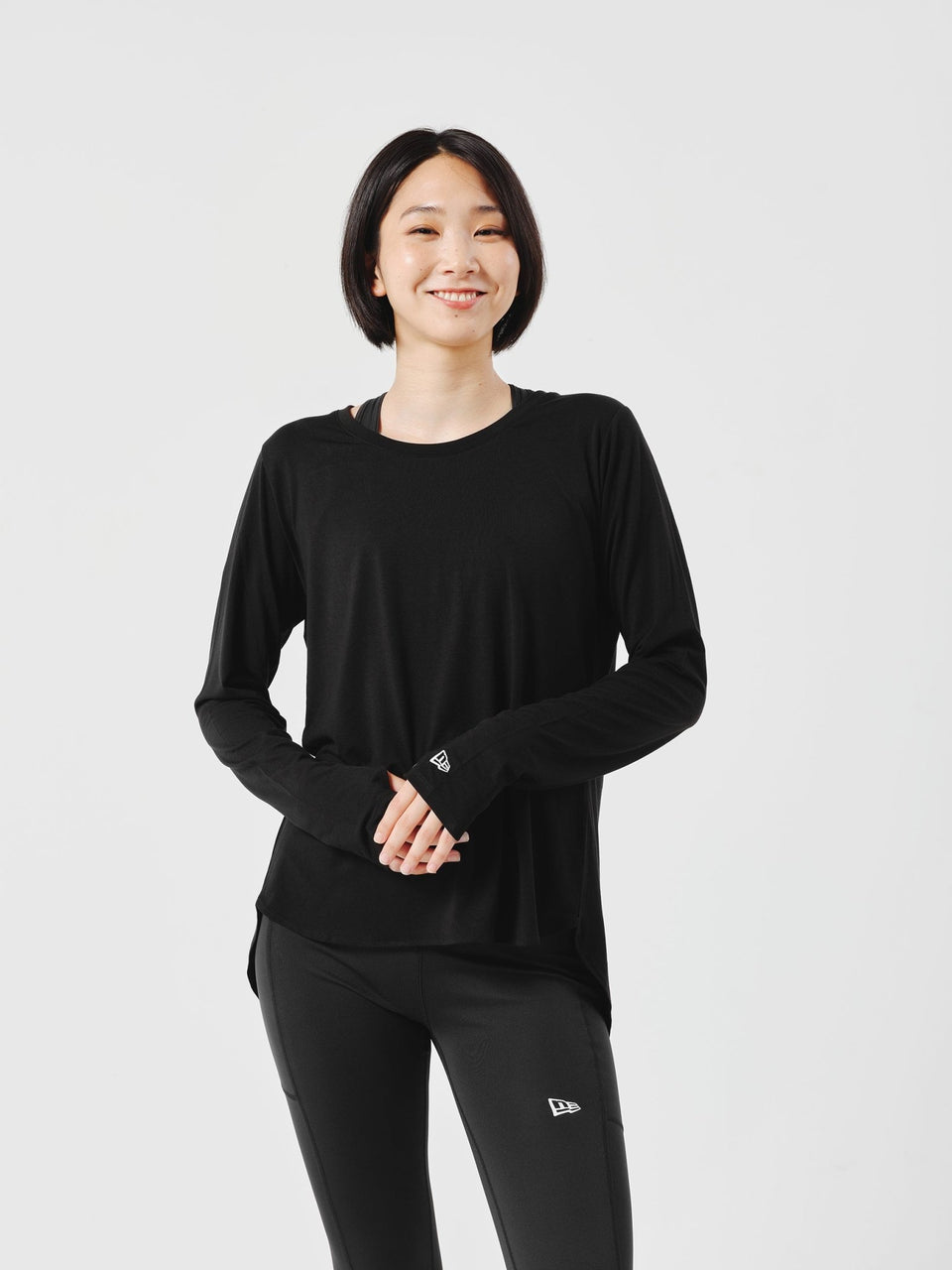 Women's 長袖 バックスリット Tシャツ Vertical Logo ブラック | パフォーマンスアパレル - 14674732 - S | NEW ERA ニューエラ公式オンラインストア