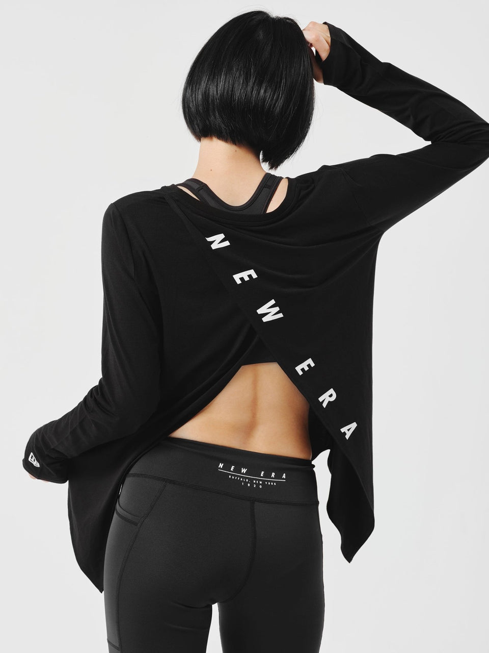 Women's 長袖 バックスリット Tシャツ Vertical Logo ブラック | パフォーマンスアパレル - 14674732 - S | NEW ERA ニューエラ公式オンラインストア