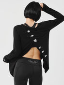 Women's 長袖 バックスリット Tシャツ Vertical Logo ブラック | パフォーマンスアパレル - 14674732 - S | NEW ERA ニューエラ公式オンラインストア