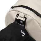 Youth ライトパック 18L ワードマークロゴ ストーン - 14521292 - OSFM | NEW ERA ニューエラ公式オンラインストア