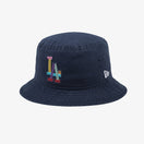 バケット01 BTS × MLB Dynamite ロサンゼルス・ドジャース オーシャンサイドブルー - 13281604-SM | NEW ERA ニューエラ公式オンラインストア