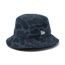 バケット01 Essential エッセンシャルロゴ ダックハンターカモ × スノーホワイト - 13515821-SM | NEW ERA ニューエラ公式オンラインストア