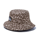 バケット01 リバーシブル Leopard Camo Mountain Logo Label バーントウッド/ブラウンレオパードカモ【ニューエラアウトドア】 - 13516195-SM | NEW ERA ニューエラ公式オンラインストア
