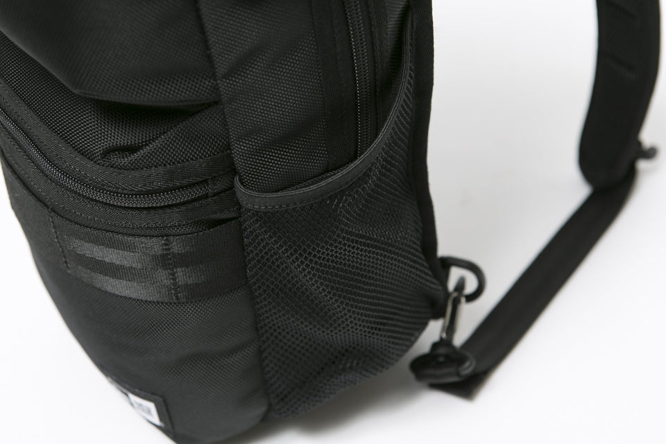 スリングボディバッグ 12L ブラック - 12325629-OSFA | NEW ERA ニューエラ公式オンラインストア