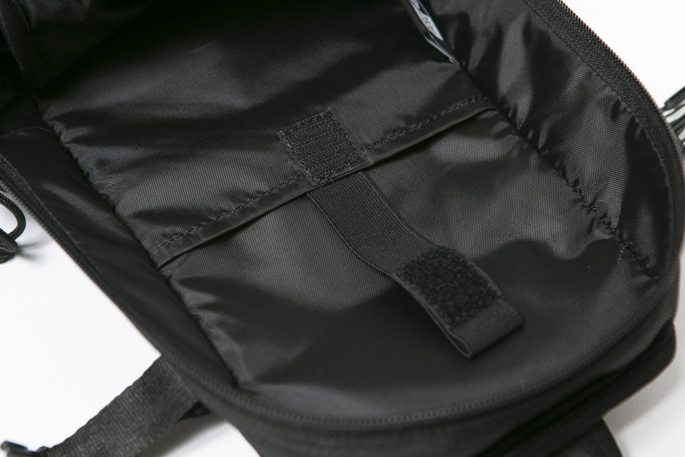 スリングボディバッグ 12L ブラック - 12325629-OSFA | NEW ERA ニューエラ公式オンラインストア