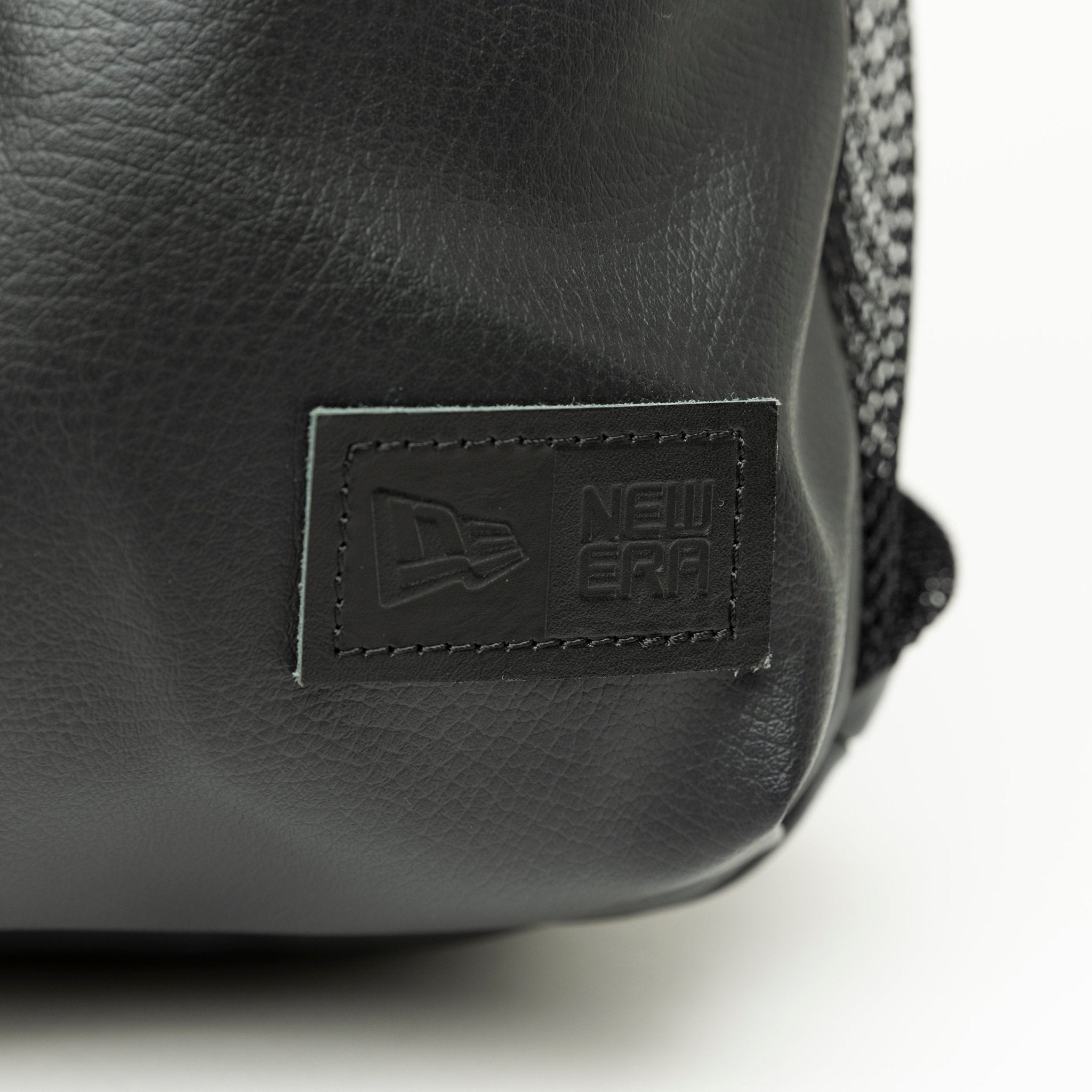 スリングボディバッグ 12L ブラックレザー 11