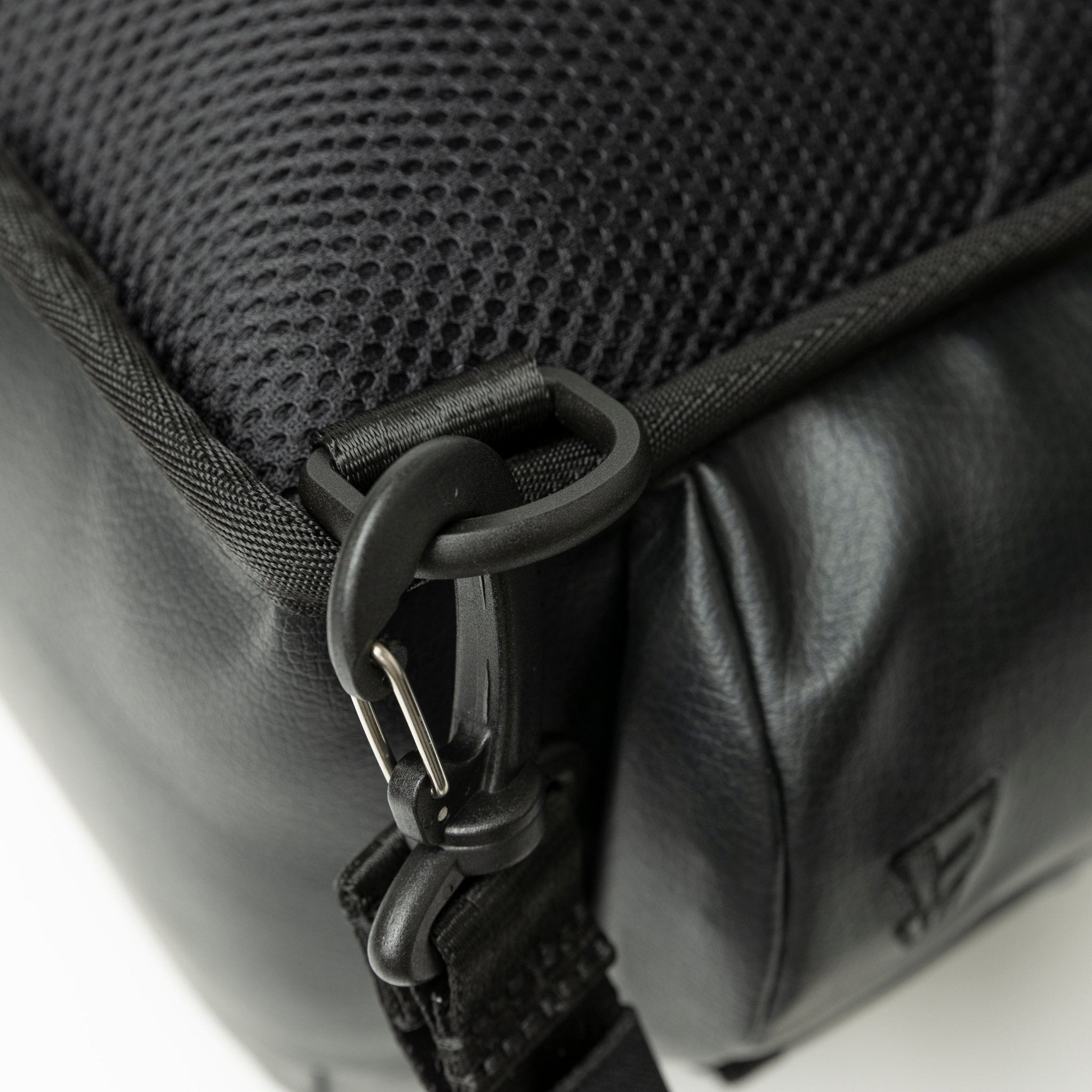 スリングボディバッグ 12L ブラックレザー 7