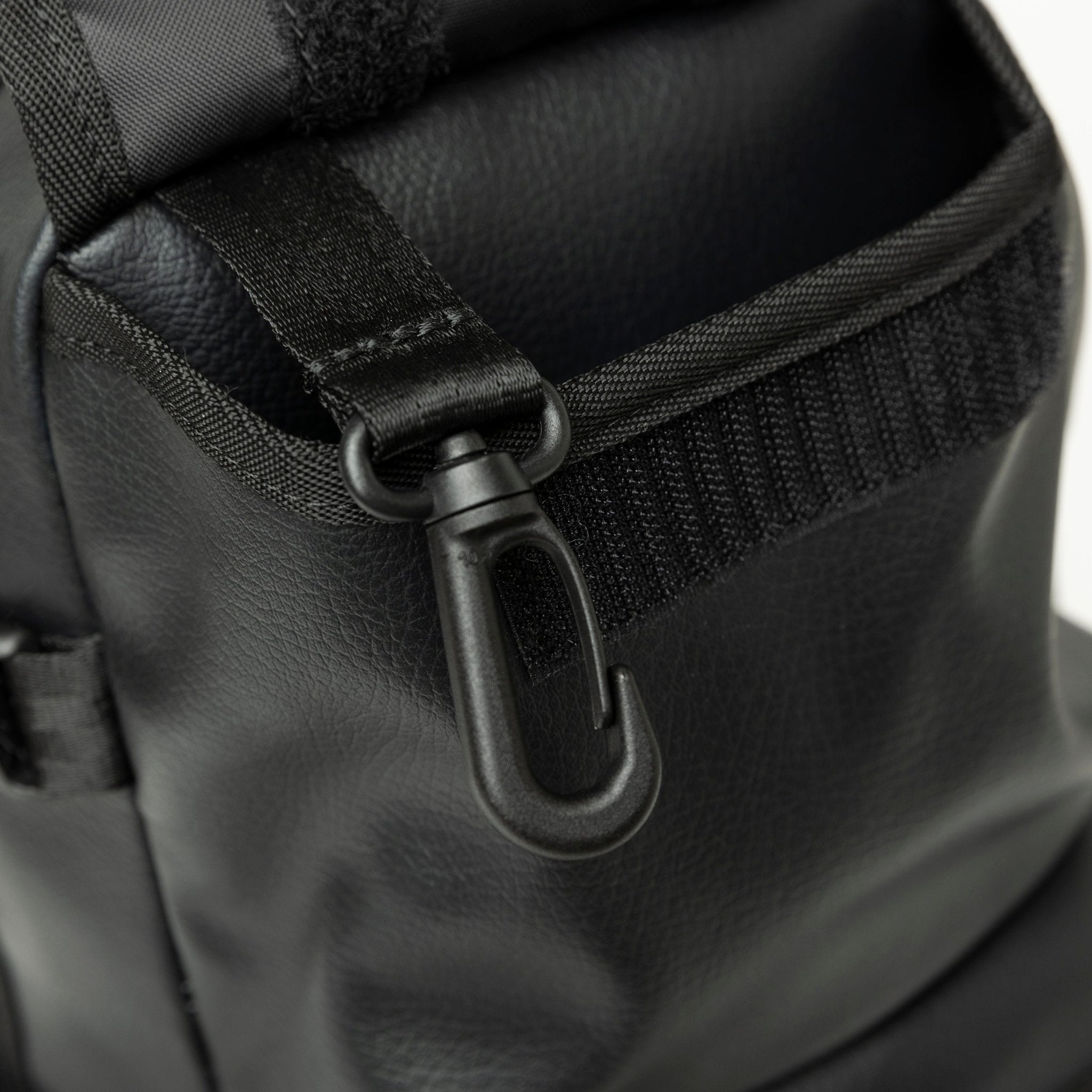 スリングボディバッグ 12L ブラックレザー 10