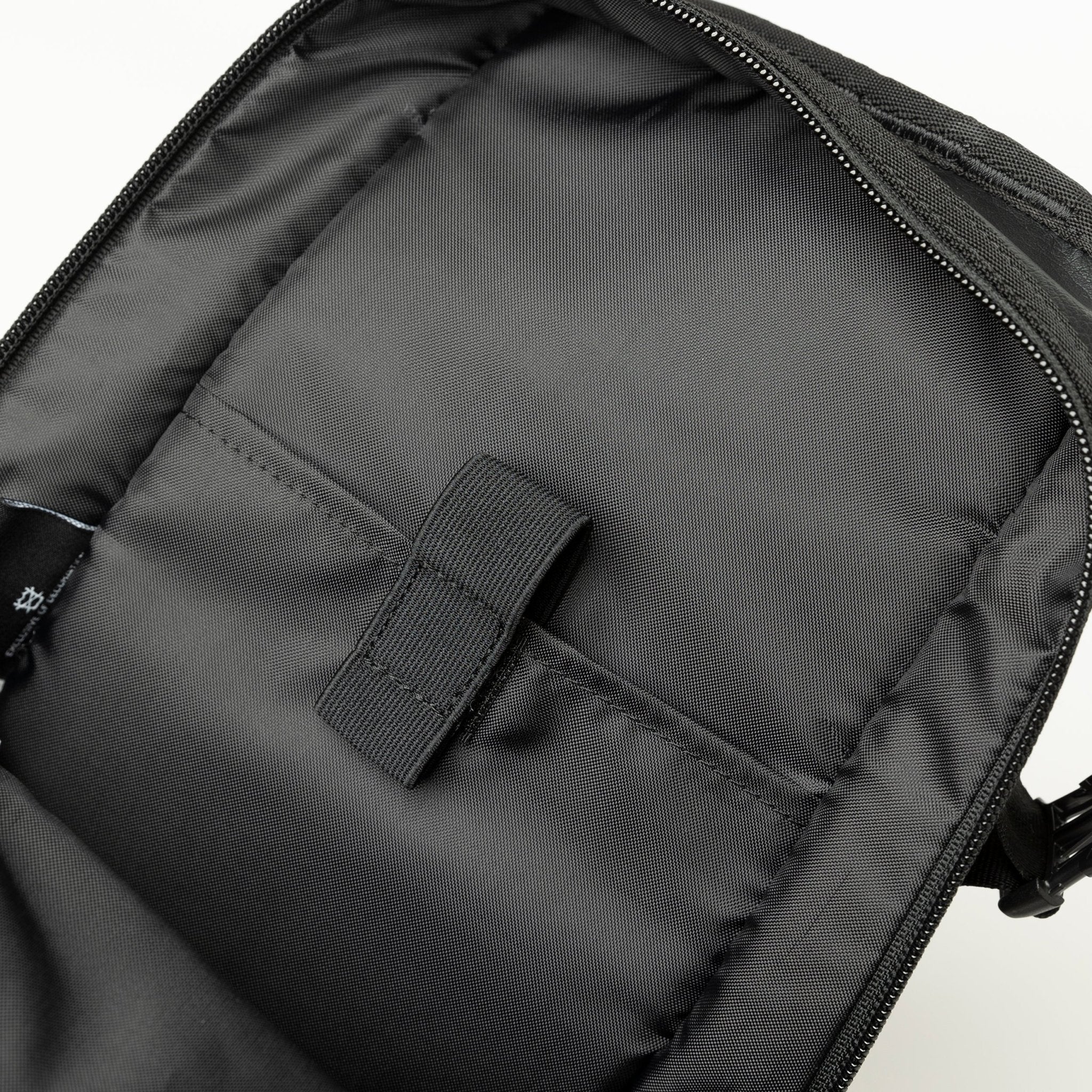 スリングボディバッグ 12L ブラックレザー 12