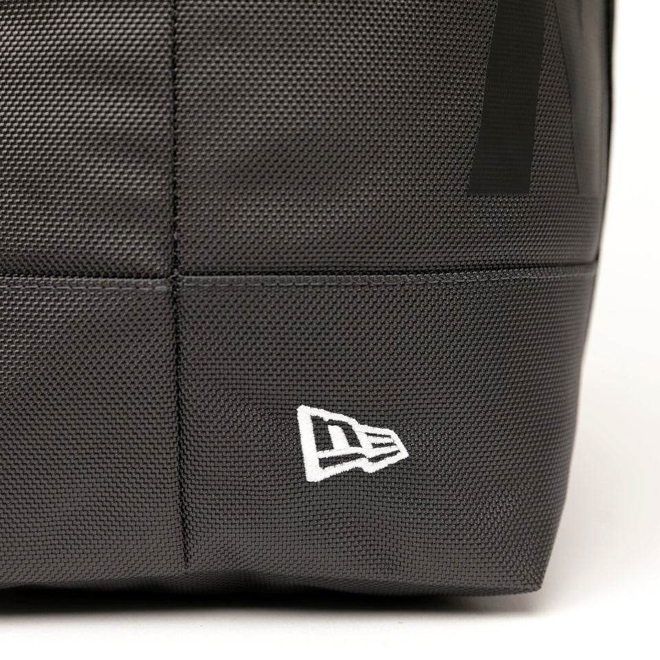 トートバッグ 22L プリントロゴ グラファイト/ブラック × ブラック - 13517744-OSFM | NEW ERA ニューエラ公式オンラインストア