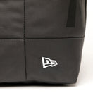 トートバッグ 22L プリントロゴ グラファイト/ブラック × ブラック - 13517744-OSFM | NEW ERA ニューエラ公式オンラインストア