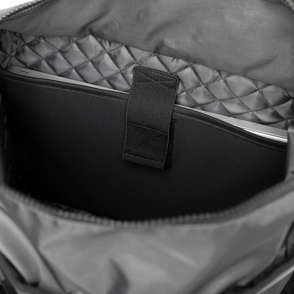 トートバッグ 22L プリントロゴ グラファイト/ブラック × ブラック - 13517744-OSFM | NEW ERA ニューエラ公式オンラインストア