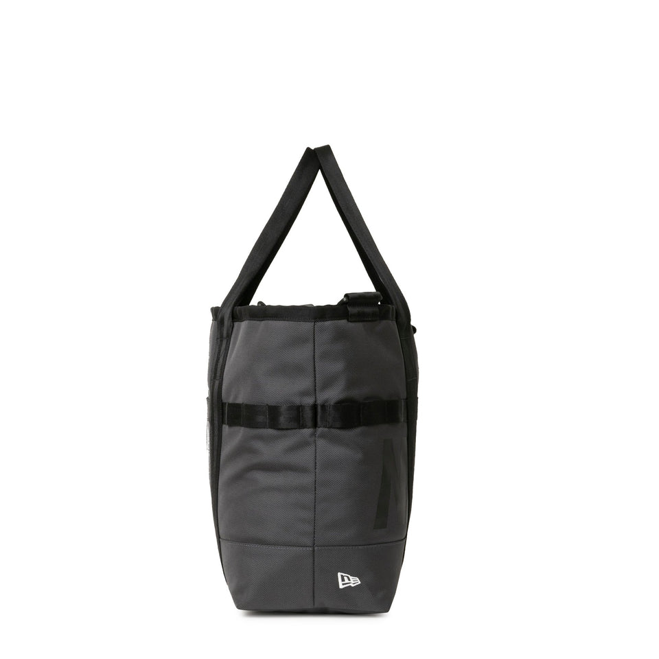 トートバッグ 22L プリントロゴ グラファイト/ブラック × ブラック - 13517744-OSFM | NEW ERA ニューエラ公式オンラインストア