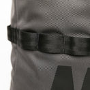 トートバッグ 22L プリントロゴ グラファイト/ブラック × ブラック - 13517744-OSFM | NEW ERA ニューエラ公式オンラインストア