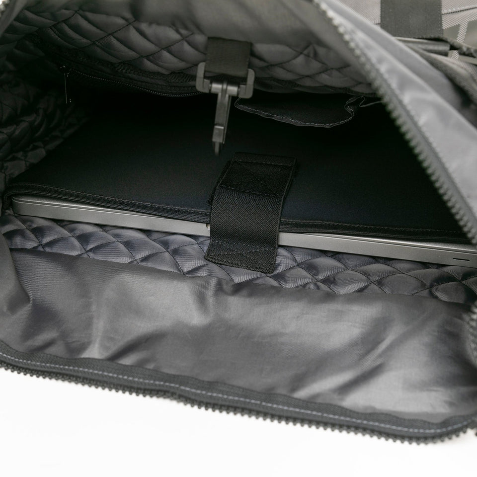 トートバッグ 22L プリントロゴ グラファイト/ブラック × ブラック - 13517744-OSFM | NEW ERA ニューエラ公式オンラインストア