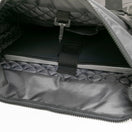 トートバッグ 22L プリントロゴ グラファイト/ブラック × ブラック - 13517744-OSFM | NEW ERA ニューエラ公式オンラインストア