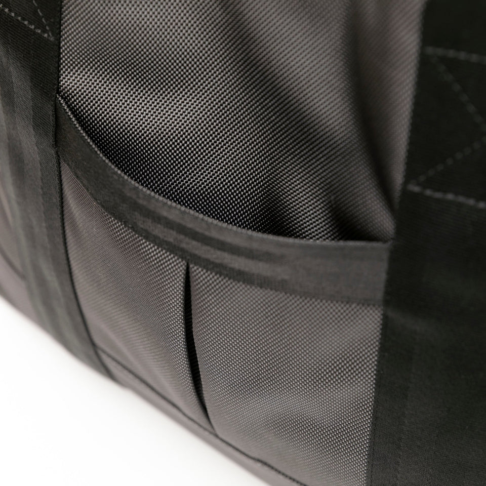 トートバッグ 22L プリントロゴ グラファイト/ブラック × ブラック - 13517744-OSFM | NEW ERA ニューエラ公式オンラインストア