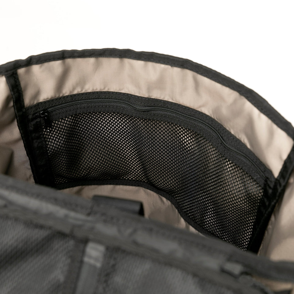 ボックスパック ミディアム 25L ベージュ/ブラック × ホワイト - 13518038-OSFM | NEW ERA ニューエラ公式オンラインストア