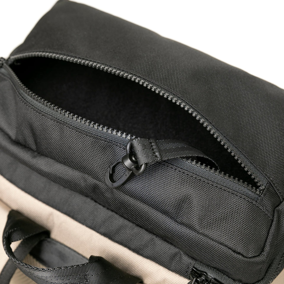 ボックスパック ミディアム 25L ベージュ/ブラック × ホワイト - 13518038-OSFM | NEW ERA ニューエラ公式オンラインストア