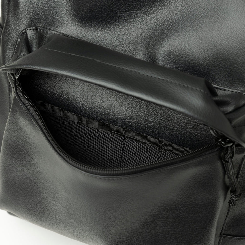 ライトパック 27L ブラックレザー - 13772512-OSFM | NEW ERA ニューエラ公式オンラインストア