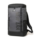 ボックスパック 32L プリントロゴ グラファイト/ブラック × ブラック - 13518034-OSFM | NEW ERA ニューエラ公式オンラインストア