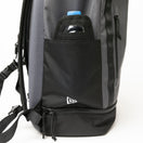ボックスパック 32L プリントロゴ グラファイト/ブラック × ブラック - 13518034-OSFM | NEW ERA ニューエラ公式オンラインストア