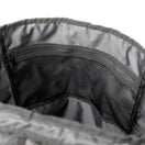 ボックスパック 32L プリントロゴ グラファイト/ブラック × ブラック - 13518034-OSFM | NEW ERA ニューエラ公式オンラインストア