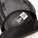 ボックスパック 32L プリントロゴ グラファイト/ブラック × ブラック - 13518034-OSFM | NEW ERA ニューエラ公式オンラインストア