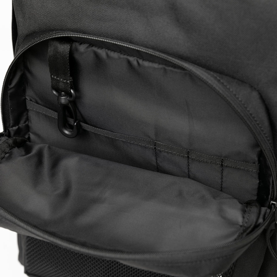 キャンパスパック 35L プリントロゴ ブラック × ホワイト