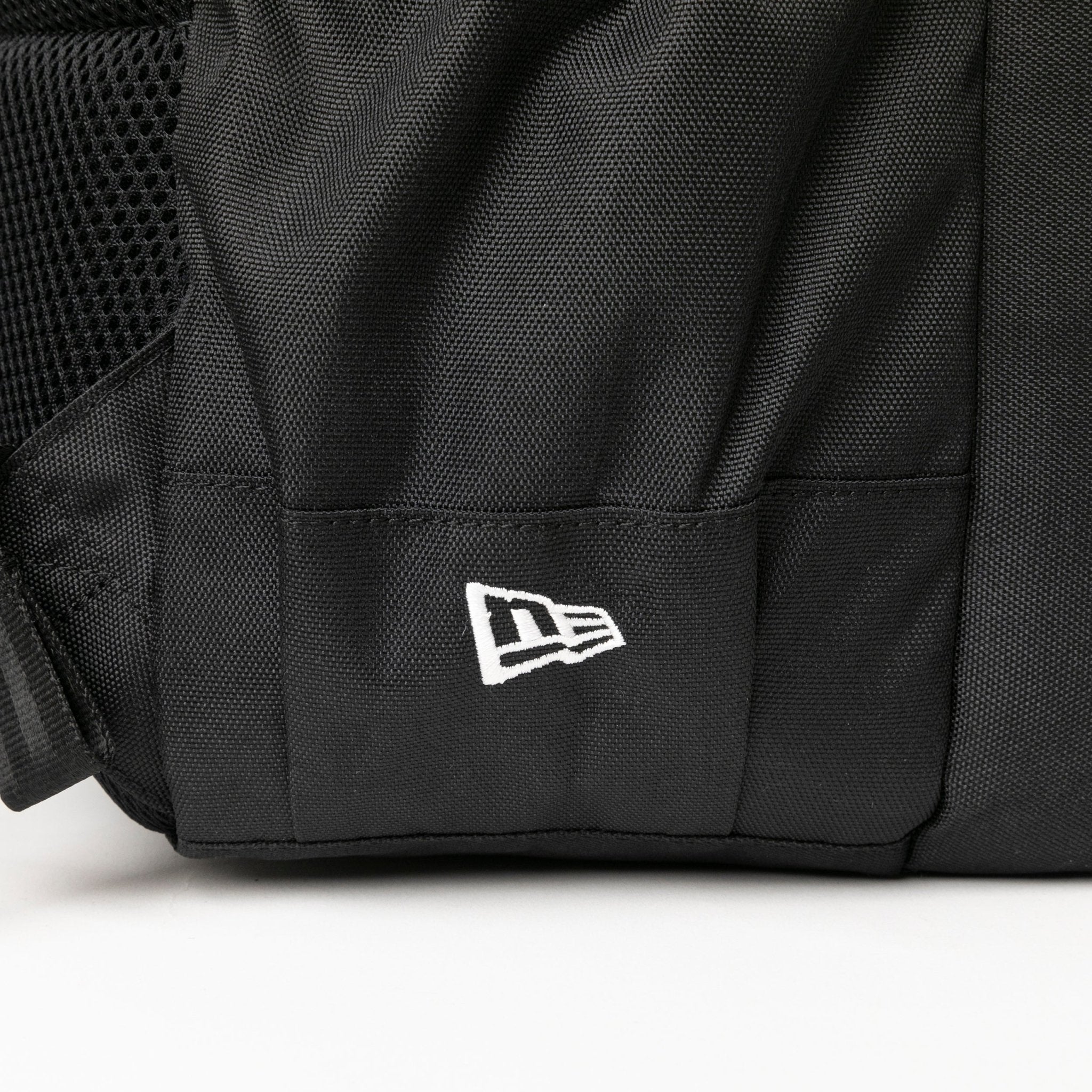 キャンパスパック 35L プリントロゴ ブラック × ホワイト 10